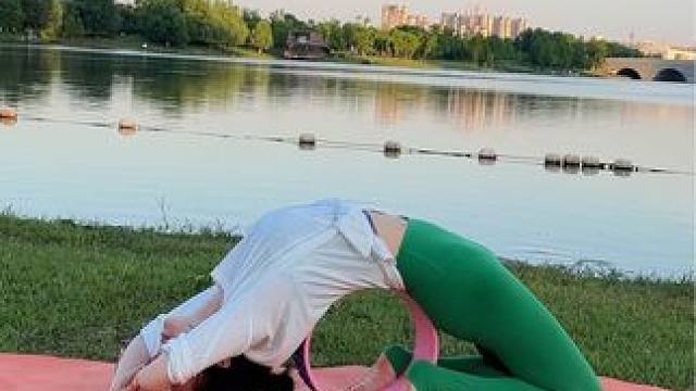 每天拉伸5分钟，缓解腰酸背困，也不想含胸弓着背了，肩挺了，肚子平了#瑜伽轮 #改善含胸驼背 #拉伸