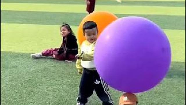 空闲时间不要老让孩子玩手机，带娃去户外玩这个超大气球  加大加厚，既锻炼又解压!#亲子互动 #儿童玩