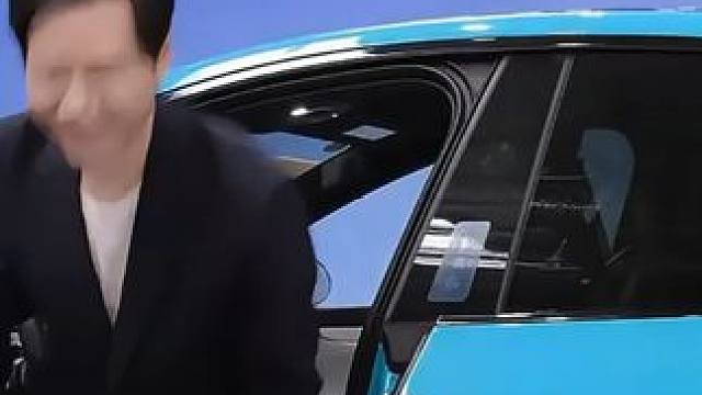 车模展示变大佬集会，终于知道刘强东为什么说不要跟雷军比营销了 #雷军 #T恤 #凡客 #车展