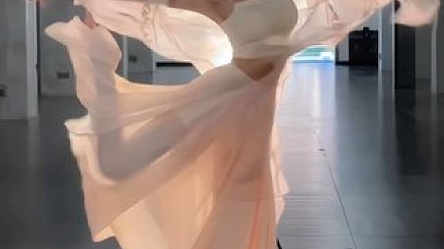 请用三个字撒个慌吧#古典舞 #氛围感 #那远山呼唤我 #重生之我在异乡为异客 #即兴