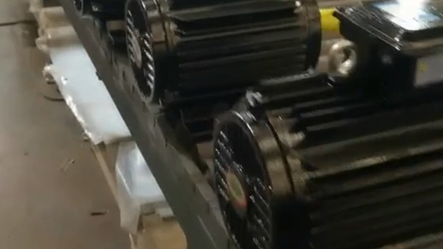 默默努力，总有一天，你会站在最闪亮的地方。