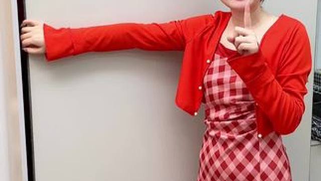 家里裤子裙子多的就用这个#多功能小夹子自带挂钩 ，不起褶不变形还省空间#收纳整理