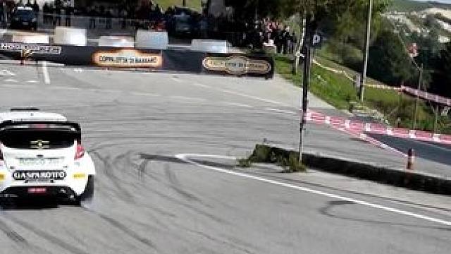 遇到这种180度的回头弯，不同拉力赛车手的过弯技巧展现出了显著的差异#wrc拉力赛