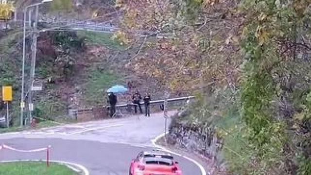 面对相同的发夹弯道，各种车型和车手以其独特的风格和驾驶技巧，展现出精彩的场面#wrc拉力赛