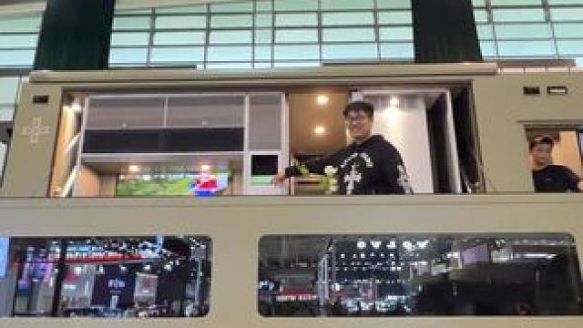 小王带兄弟们参观1000万豪华房车！董事长专属座驾！