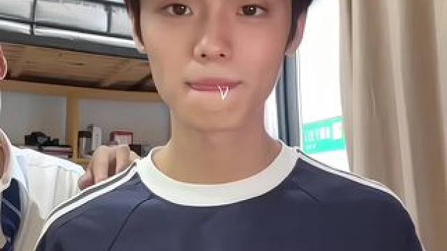 真的很莫名其妙#甜甜的手势舞 #一学就会系列 #浅跳一下 #扭一扭 #男大学生