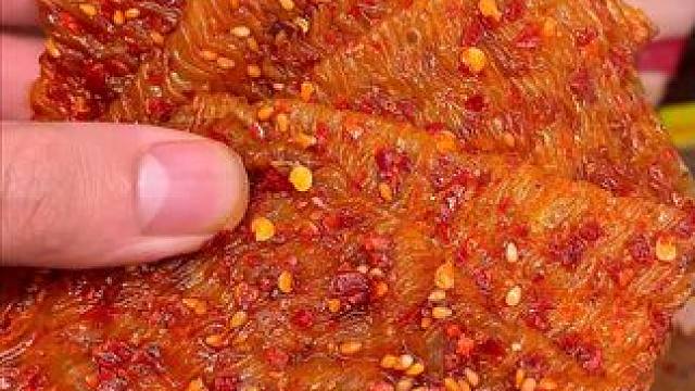 喜欢吃辣的一定不要错过我手上这个波浪豆筋了，香香辣辣的简直太上头了！#好吃到停不下来 #追剧小零食 