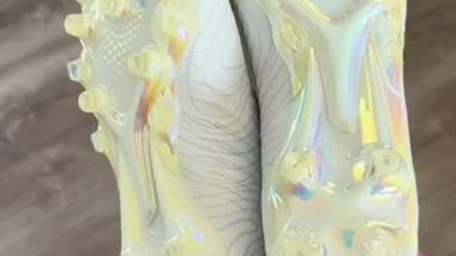 #dou来足球季 #唯有足球不可辜负 #dou来足球季 #足球鞋 #足球 你喜欢星期几呢？