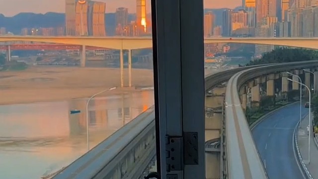 一定要去坐坐重慶的輕軌