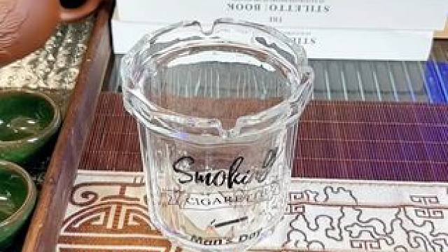 这个烟灰缸的设计真不错，烟头自动滑落下去，遇风还不会跑烟灰。#防飞灰烟灰缸  #烟民看过来  #防掉