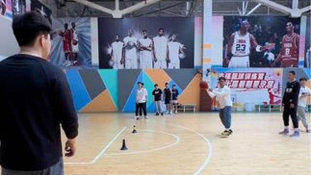 #篮球 #日常训练 #一分钟干货教学 
整体轮转性训练
｜往外摆脱接传球或投篮
｜整体轮转突破分球训