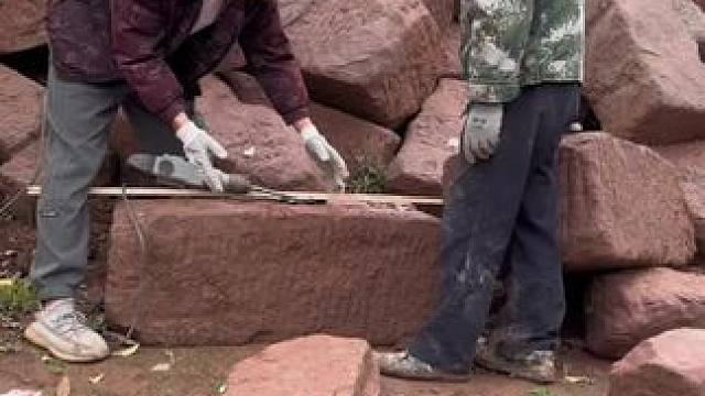 挖别人墙角拉回来的条石，加高湖边保坎#老房改造 #砌石头 #okp扫地机器人  #618攻略