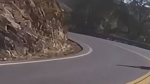 没有挡泥板压弯起飞失败。#跑山压弯 #摩托压弯为什么不会倒