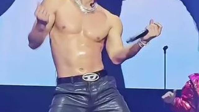 41岁的Rain郑智薰演唱会辣舞，艾玛，这身材真不错啊 #这谁顶得住啊 #腹肌 #rain #rai