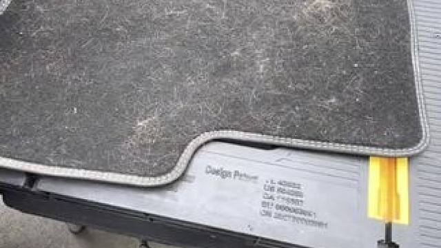 汽车脚垫、后备箱的狗毛猫毛就用这个刮就行了