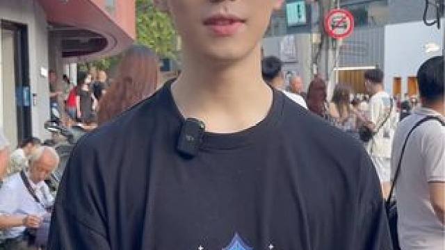 姐姐两个字一出来就赢了！ #路人视角 #街头采访 #00后 #少年感 #姐弟恋