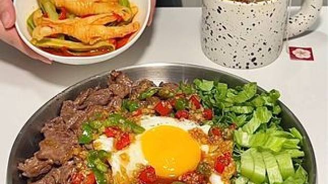 午餐｜生菜牛肉拌饭➕凉拌贡菜无骨鸡爪➕热茶 #拌饭酱 #妈呀太香了 #一人食记