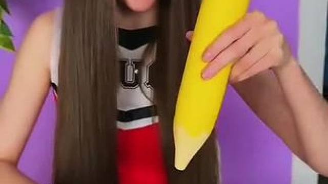 为了躲避保安的检查，美女用美食做了个大铅笔！ #看一遍笑一遍 #老外真会玩 #意想不到的结局 #万万