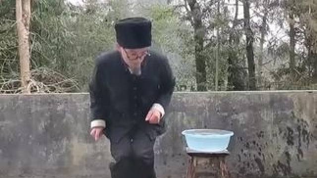 冰冻三尺非一日之寒，坚持到底 一定成功#高手在民间 #高难度动作 #专业动作请勿模仿