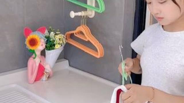 阳台衣架总是放的乱糟糟的，就安排了这款#衣架收纳架  洗完的衣服随时都可以挂起来，伸缩的设计方便实用