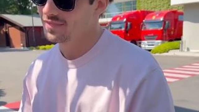 乐扣开心地准备给车迷签名，可是笔帽说什么也拔不下来。。。这是回基地试车了呀#勒克莱尔 #2024f1