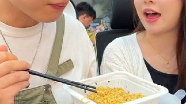 谁懂这一口的好吃程度！酱汁裹满了面条，夜宵来一碗真是太满足#速食美食 #拌面 #方便面