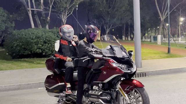 车友:你骑什么车
我:踏板车
到了之后车友的表情: