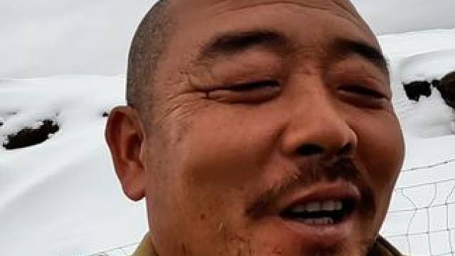 走了好几天还是没能逃出雪山，海拔也越来越高，先吃个面压压惊#高原 #雪山 #穿越无人区 