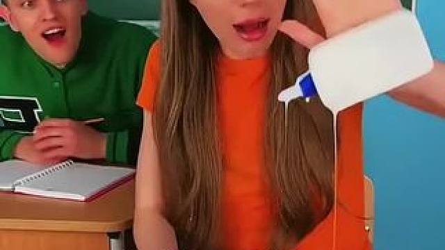 用胶水瓶恶搞女同学，结局真是万万没想到！ #看一遍笑一遍 #意想不到的结局 #万万没想到 #这操作都