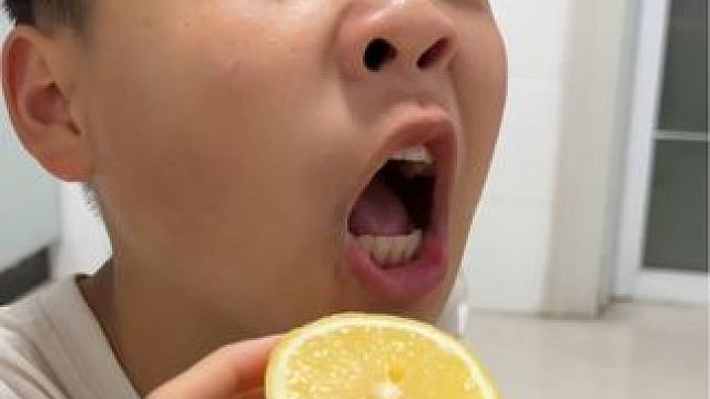 小小柠檬直接拿下！#孙子逊 #挑战面无表情吃柠檬  #搞笑