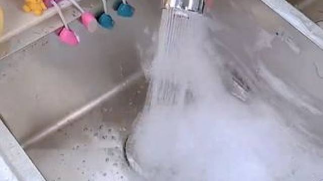 厨房换上这个可以旋转的#防溅水龙头  洗菜刷锅洗碗真的太方便了，360度旋转，清洁起来也不怕水溅的到