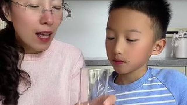 #亲子互动 #万万没想到 #母子日常 #意不意外 这杯子为啥提起来了呢？不应该呀！！！