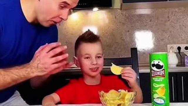 男子抢夺儿子的薯片，结局没想到反被戏耍了！ #看一遍笑一遍 #万万没想到 #意想不到的结局 #老外真