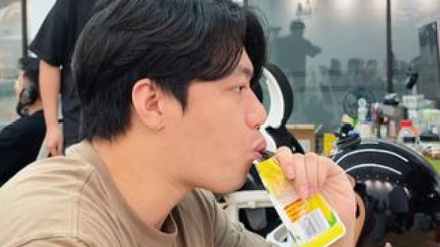 这个#酱芒果 酸甜软糯，核都能嗦上半天，#好吃到根本停不下来 #零食推荐