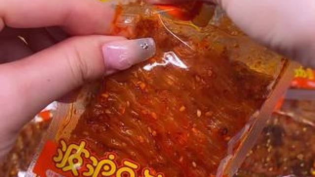 你们敢挑战嘛！这个添加了印度魔鬼椒的波浪豆筋，辣嘴不辣心，越吃越上头的那种！#辣条 #无辣不欢#好吃