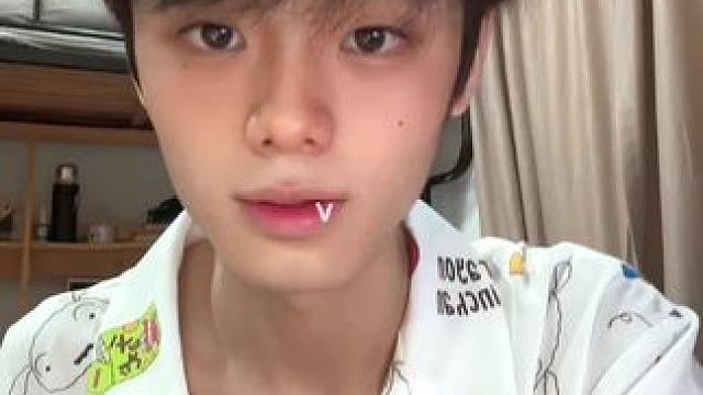 新战衣如何呢#一学就会系列 #浅跳一下 #甜甜的手势舞 #男高中生 #小狗眼