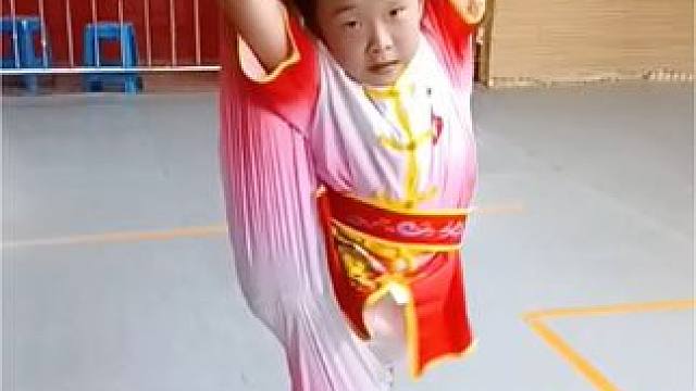 才练了一个月武术套路的菲菲小学员！
#武术少年