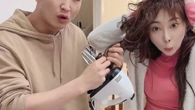 假装头发被搅拌器打到，男友这反应也太搞笑啦！