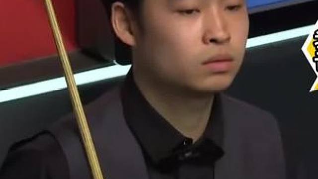 台面剩下22分，落后21分，斯佳辉两杆斯诺克导演一杆清台绝杀！