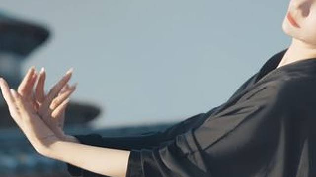 其实早睡两小时也不会错过什么消息。