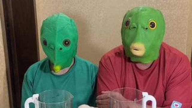 家庭娱乐小游戏 这样的配料榨汁你们喜欢喝吗？#搞笑 #家庭趣事