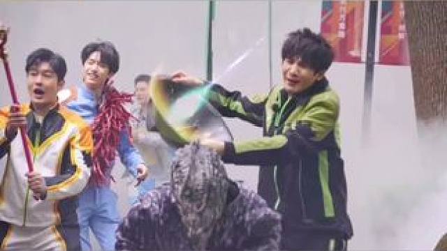 #极限挑战 兄弟团拯救小朋友全靠特效远程攻击，只有#黄景瑜 拿着充气杠铃真的在打怪兽 #极限挑战后期