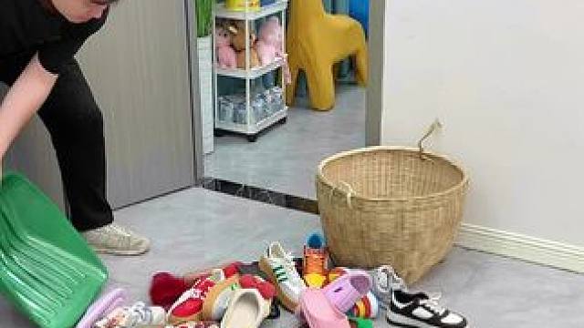 门口放一个这样的五层防尘鞋架真的很方便，加高加宽设计，可以收纳更多鞋子，还可以挂帽子包包，钥匙#收纳