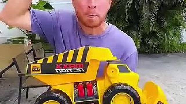 用小铲车收集地上的糖果，这操作简直太有才了！ #看一遍笑一遍 #万万没想到 #老外真会玩 #意想不到