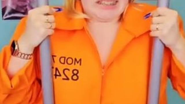 为了吃薯片把钢筋掰弯，结局真是太意外了！ #外国人反应 #外国人真会玩 #搞笑老外 #老外恶搞 #歪