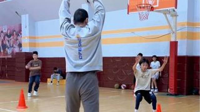 #篮球 #日常训练 #一分钟干货教学 
防守脚步移动训练
｜正方形滑步防投篮干扰
｜三角形滑步防投篮