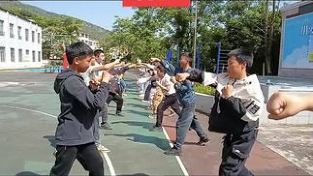 当下少年应自强，
崇德尚武不轻狂！
我身自律修人品，
今日有幸入武行！