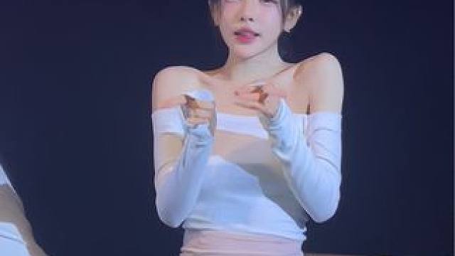 DJ江小白眼里全是深情。