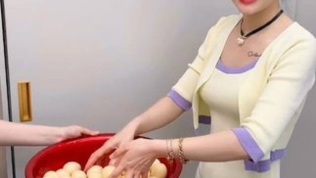 八钩衣架可以同时收纳8件内衣或者吊带，方便好用拿取也一目了然#衣橱整理  #整理收纳