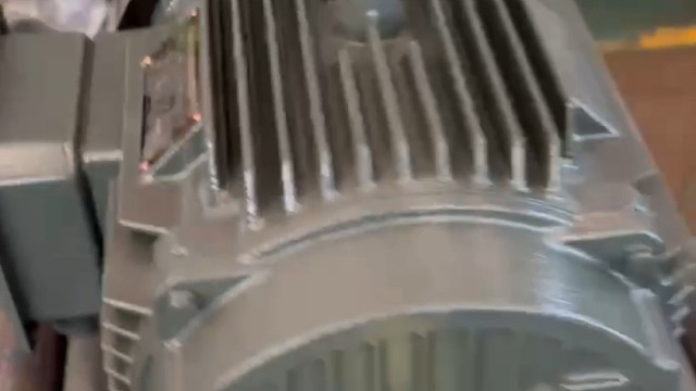 无论生活怎么样，希望你保持自律保持热爱。